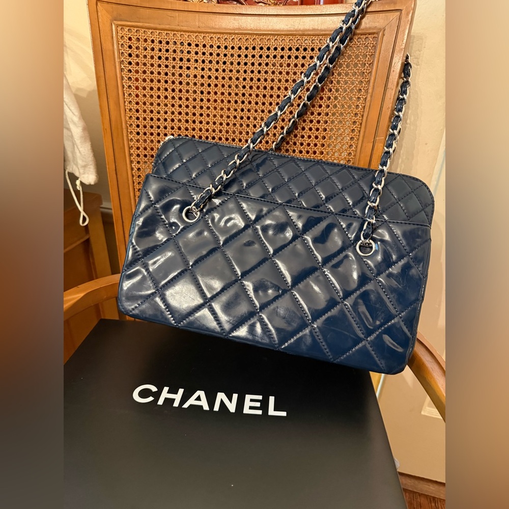 Classic Chanel navy patent leather shoulder bag